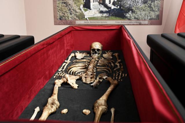 EDITORS NOTE: Graphic content / This photograph shows the coffin containing the remains of Tsar Samuel, one of the last major rulers of the First Bulgarian Empire, more than a thousand years after his death during a ceremony at the Museum of Byzantine Culture in Thessaloniki on October 3, 2026. Greece and Bulgaria reached an agreement on the return of the remains this week, with Bulgarian Prime Minister Rumen Radev hailing the accord as "historic" and Athens will in return receive 48 objects pillaged by Bulgarian troops from churches and monasteries in northern Greece during World War I. (Photo by Sakis Mitrolidis / AFP)