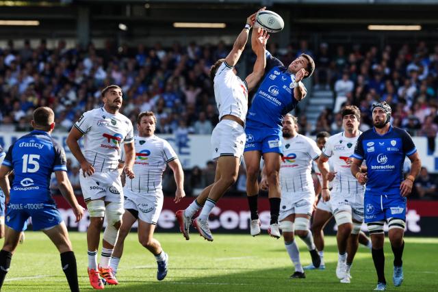 Vannes' French full-back Paul Surano (R) fights for the ball with Pau's Portuguese wing Rodrigo Marta during the French Top14 rugby union match between RC Vannes and Section Paloise at the Stade de la Rabine in Vannes, western France, on October 3, 2026. (Photo by Fred TANNEAU / AFP)