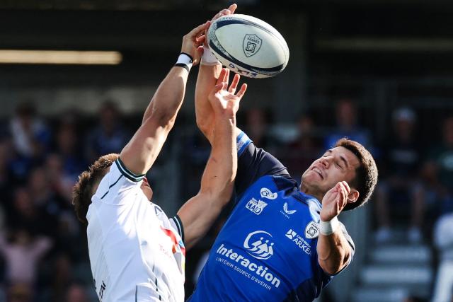 Vannes' French full-back Paul Surano (R) fights for the ball with Pau's Portuguese wing Rodrigo Marta during the French Top14 rugby union match between RC Vannes and Section Paloise at the Stade de la Rabine in Vannes, western France, on October 3, 2026. (Photo by Fred TANNEAU / AFP)