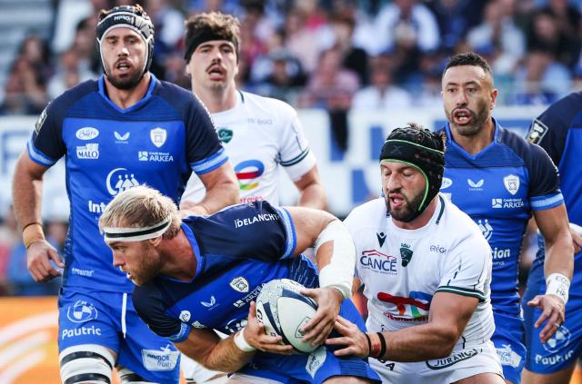 Vannes' Argentine flanker Francisco Gorrissen (L) fights for the ball with Pau's Georgian flanker Beka Gorgadze  during the French Top14 rugby union match between RC Vannes and Section Paloise at the Stade de la Rabine in Vannes, western France, on October 3, 2026. (Photo by Fred TANNEAU / AFP)