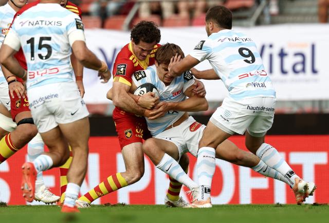 Racing 92's French fly-half #10 Ugo Seunes (C) fights for the ball during the French Top14 rugby union match between Racing 92 and Perpignan (USAP) at Stade Dominique-Duvauchelle in Creteil, on the outskirts of Paris, on October 3, 2026. (Photo by FRANCK FIFE / AFP)