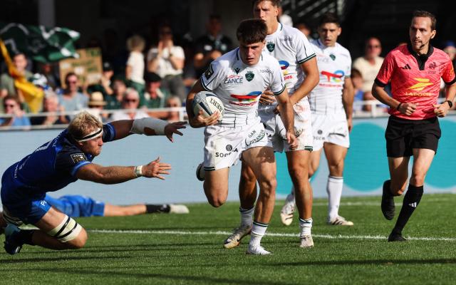 Pau's French fly-half Axel Desperes runs to score a try during the French Top14 rugby union match between RC Vannes and Section Paloise at the Stade de la Rabine in Vannes, western France, on October 3, 2026. (Photo by Fred TANNEAU / AFP)