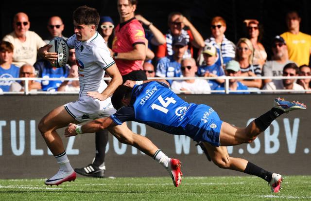 Vannes' French full-back Paul Surano (R) dives to tackle Pau's French fly-half Axel Desperes during the French Top14 rugby union match between RC Vannes and Section Paloise at the Stade de la Rabine in Vannes, western France, on October 3, 2026. (Photo by Fred TANNEAU / AFP)