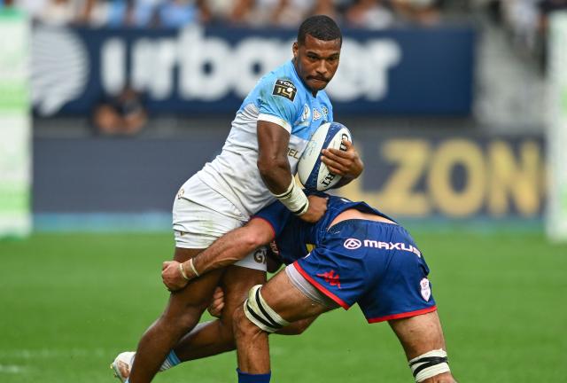 Bayonne's French full-back Cheikh Tiberghien is tackled during the French Top 14 rugby union match between Aviron Bayonnais (Bayonne) and Stade Francais Paris at the Jean-Dauger stadium in Bayonne, south-western France, on October 3, 2026. (Photo by Gaizka IROZ / AFP)