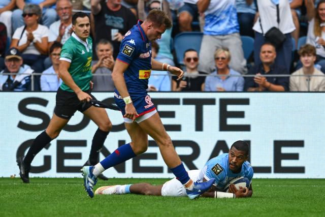 Bayonne's French full-back Cheikh Tiberghien (R) scores a try during the French Top 14 rugby union match between Aviron Bayonnais (Bayonne) and Stade Francais Paris at the Jean-Dauger stadium in Bayonne, south-western France, on October 3, 2026. (Photo by Gaizka IROZ / AFP)