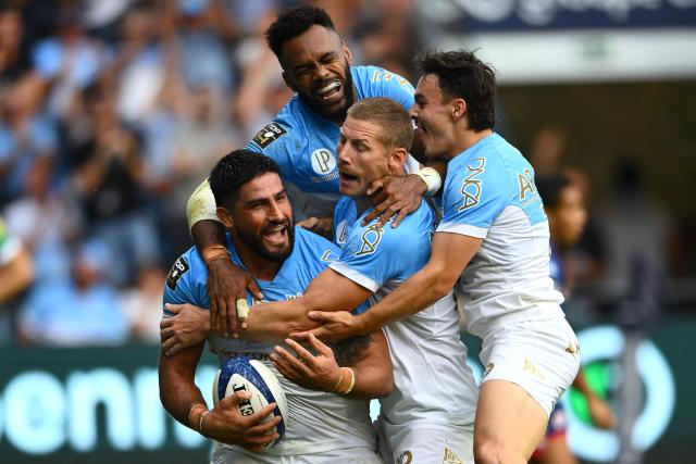 Bayonne's Argentinian back row Rodrigo Bruni (L) celebrates with teammes after scoring a try during the French Top 14 rugby union match between Aviron Bayonnais (Bayonne) and Stade Francais Paris at the Jean-Dauger stadium in Bayonne, south-western France, on October 3, 2026. (Photo by Gaizka IROZ / AFP)