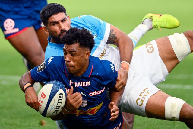 Paris' French winger Mathis Ibo is tackled by Bayonne's Argentinian number eight Rodrigo Bruni during the French Top 14 rugby union match between Aviron Bayonnais (Bayonne) and Stade Francais Paris at the Jean-Dauger stadium in Bayonne, south-western France, on October 3, 2026. (Photo by Gaizka IROZ / AFP)