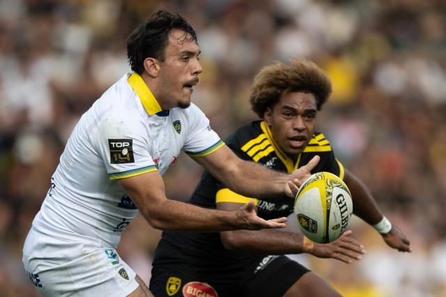 Clermont-Ferrand's French centre Mathys Belaubre (L) passes the ball during the French Top14 rugby union match between Stade Rochelais (La Rochelle) and ASM Clermont Auvergne at the Marcel-Deflandre Stadium in La Rochelle, western France, on October 3, 2026. (Photo by XAVIER LEOTY / AFP)