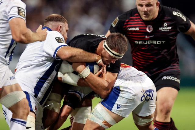 Toulouse's French number eight Alexandre Roumat (C) is tackled during the French Top14 rugby union match between Castres Olympique and Stade Toulousain at Stade Pierre Fabre in Castres, southwestern France, on October 3, 2026. (Photo by Valentine CHAPUIS / AFP)