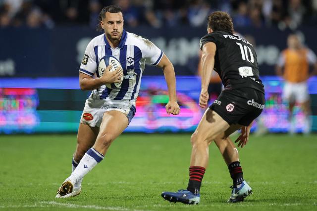 Castres' French fly-half Louis Le Brun (L) runs with the ball during the French Top14 rugby union match between Castres Olympique and Stade Toulousain at Stade Pierre Fabre in Castres, southwestern France, on October 3, 2026. (Photo by Valentine CHAPUIS / AFP)