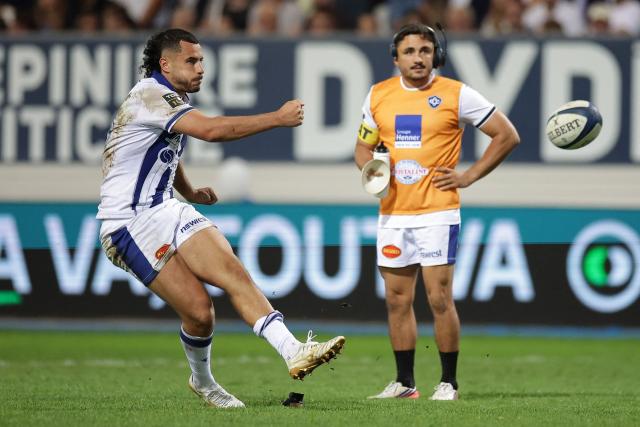 Castres' French fly-half Louis Le Brun (L) kicks the ball to convert a try during the French Top14 rugby union match between Castres Olympique and Stade Toulousain at Stade Pierre Fabre in Castres, southwestern France, on October 3, 2026. (Photo by Valentine CHAPUIS / AFP)