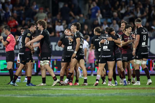 Toulouse's players celebrate at the end of the French Top14 rugby union match between Castres Olympique and Stade Toulousain at Stade Pierre Fabre in Castres, southwestern France, on October 3, 2026. (Photo by Valentine CHAPUIS / AFP)