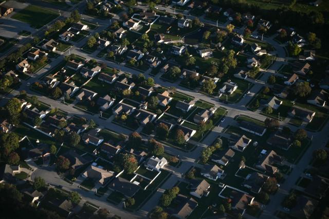 A residential neighbourhood is seen a window of Air Force One as US President Donald Trump flies into Dayton International Airport in Ohio, on October 3, 2026. Trump is due to speak at a campaign rally in support of Republican Senator Jon Husted. (Photo by Brendan SMIALOWSKI / AFP)
