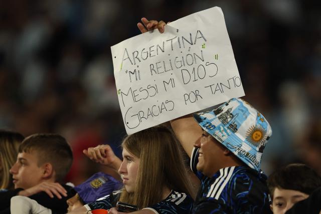 An Argentine fan shows a sign to support Argentina's footballer Lionel Messi ahead of the international friendly football match between Argentina and Burkina Faso at the Mas Monumental stadium in Buenos Aires on October 3, 2026. (Photo by Alejandro PAGNI / AFP)