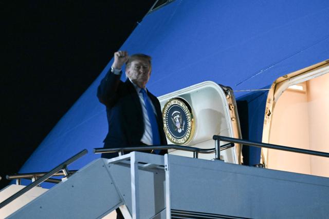 US President Donald Trump boards Air Force One at Dayton International Airport in Ohio, on October 3, 2026. Trump spoke at a campaign rally in support of Republican Senator Jon Husted. (Photo by Brendan SMIALOWSKI / AFP)