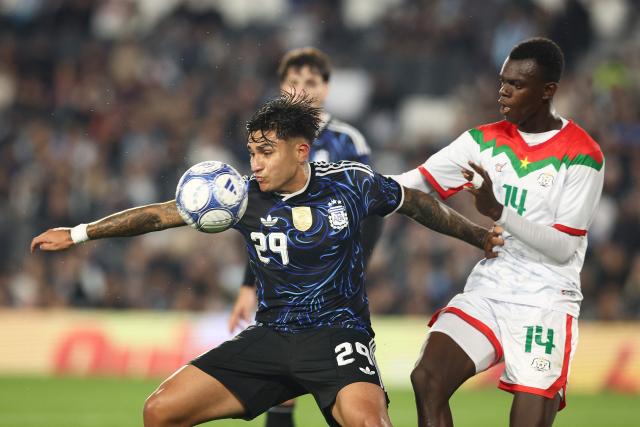 Argentina's forward #29 Santiago Castro and Burkina Faso's defender #14 Donatien Bama fight for the ball during the international friendly football match between Argentina and Burkina Faso at the Mas Monumental stadium in Buenos Aires on October 3, 2026. (Photo by Alejandro PAGNI / AFP)