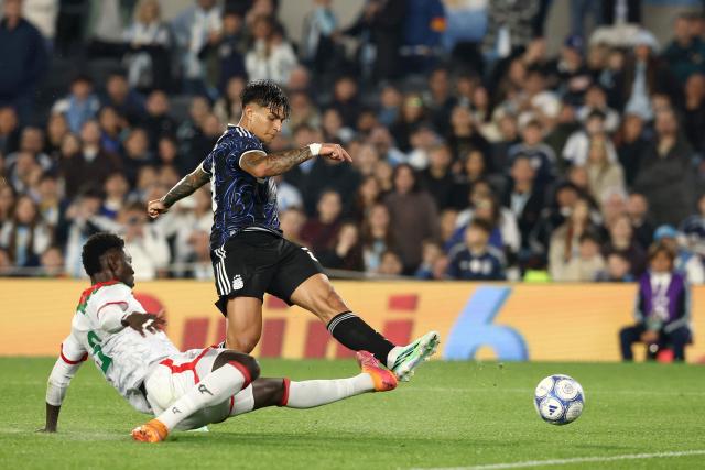 Argentina's forward #29 Santiago Castro (R) kicks the ball past Burkina Faso's defender #02 Bassirou Yameogo (L) during the international friendly football match between Argentina and Burkina Faso at the Mas Monumental stadium in Buenos Aires on October 3, 2026. (Photo by Alejandro PAGNI / AFP)