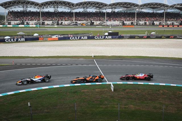 (L-R) Racing Bulls' British driver Arvid Lindblad, McLaren's Australian driver Oscar Piastri and Ferrari's British driver Lewis Hamilton steer their cars during the Formula One Bahrain Grand Prix in Sepang on October 4, 2026. (Photo by Jade GAO / AFP)