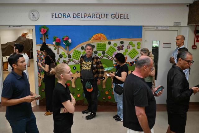 People queue to vote during the presidential election at a polling station in Sao Paulo, Brazil, on October 4, 2026. Brazilians head to the polls in a highly polarized presidential election between incumbent leftist President Luiz Inacio Lula da Silva -seeking a fourth presidential mandate- and right-wing senator Flavio Bolsonaro, who emerged as the leading figure of the conservative movement following the conviction and imprisonment of his father, former president Jair Bolsonaro. (Photo by Luis ROBAYO / AFP)