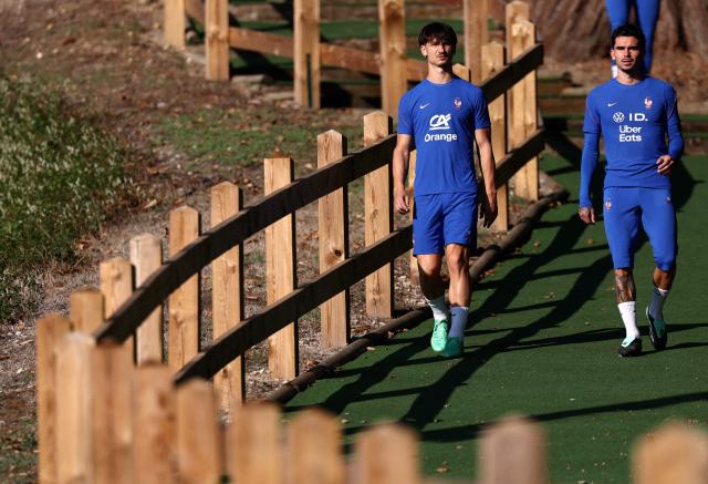 France's forward #19 Esteban Lepaul (L) and France's midfielder #21 Lucas Da Cunha arrive for a training session on the eve of France's UEFA Nations League football match against Belgium in Clairefontaine-en-Yvelines, southwest of Paris, on October 4, 2026. (Photo by FRANCK FIFE / AFP)