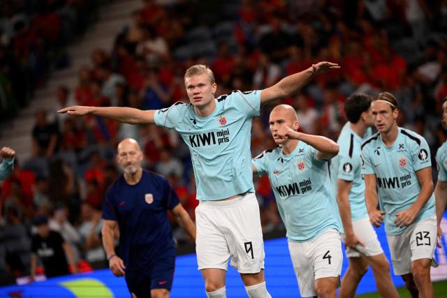 Norway's forward #09 Erling Haaland warms up prior the UEFA Nations League Group 4 football match between Portugal and Norway at Dragao stadium in Porto on October 3, 2026 (Photo by Miguel RIOPA / AFP)