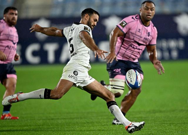 Toulon's French full-back Melvyn Jaminet (L) kicks the ball in front of Montpellier's English flanker Billy Vunipola during the French Top 14 rugby union match between Montpellier Herault Rugby (MHR) and Rugby Club Toulonnais (RCT) at the Stade de la Mosson in Montpellier, southern France, on October 4, 2026. (Photo by Gabriel BOUYS / AFP)