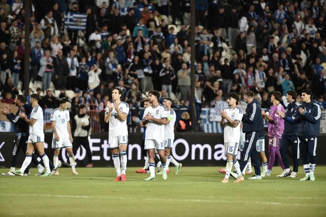 Greek players greet supporters at the end of the UEFA Nations League Group A2 football match between Greece and Germany at the Toumba Stadium in Thessaloniki on October 4, 2026. (Photo by Sakis Mitrolidis / AFP)