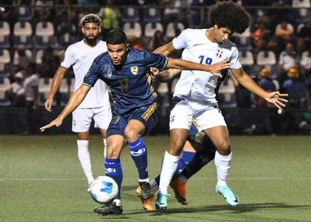 Nicaragua's midfielder #17 Osmin Salinas and Dominican Republic's forward #19 Peter Federico fight for the ball during the Concacaf Nations League Cup football match between Nicaragua and Dominican Republic at the National Stadium in Managua on October 4, 2026. (Photo by AFP)