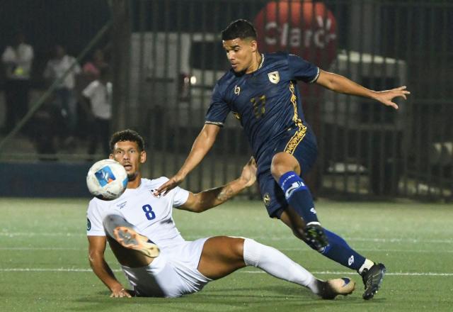 Dominican Republic's forward #08 Heinz Morschel and Nicaragua's midfielder #17 Osmin Salinas fight for the ball during the Concacaf Nations League Cup football match between Nicaragua and Dominican Republic at the National Stadium in Managua on October 4, 2026. (Photo by AFP)