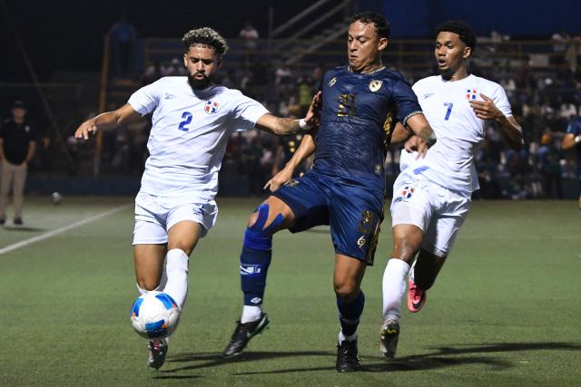 Dominican Republic's midfielder #02 Jeremy Baez, forward #07 Juan Carlos Pineda and Nicaragua's defender #21 Christian Reyes fight for the ball during the Concacaf Nations League Cup football match between Nicaragua and Dominican Republic at the National Stadium in Managua on October 4, 2026. (Photo by AFP)