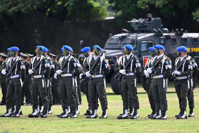 Indonesian military police officers take part in the 81st anniversary of the Indonesian National Armed Forces (TNI) in Banda Aceh on October 5, 2026. (Photo by CHAIDEER MAHYUDDIN / AFP)