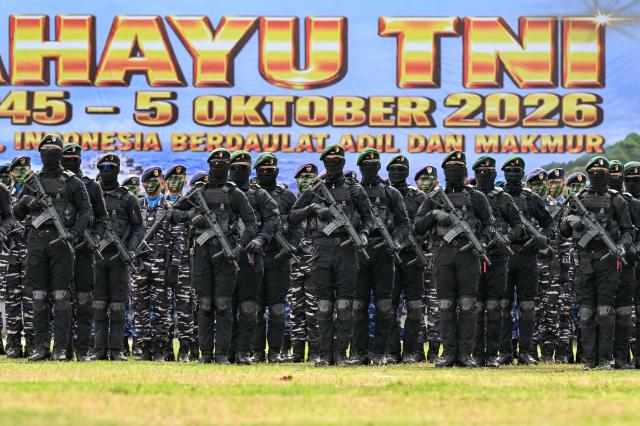 Army personnel stand in formation during the 81st anniversary of the Indonesian National Armed Forces (TNI) in Banda Aceh on October 5, 2026. (Photo by CHAIDEER MAHYUDDIN / AFP)