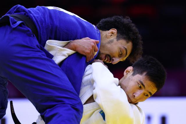 Algeria's Kais Moudetere (blue) competes against Kazakhstan's Nurkanat Serikbayev in the men's under 66 kg round of 64 at the World Judo Championships in Baku on October 5, 2026. (Photo by Anne-Christine POUJOULAT / AFP)