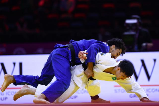 Algeria's Kais Moudetere (blue) competes against Kazakhstan's Nurkanat Serikbayev in the men's under 66 kg round of 64 at the World Judo Championships in Baku on October 5, 2026. (Photo by Anne-Christine POUJOULAT / AFP)