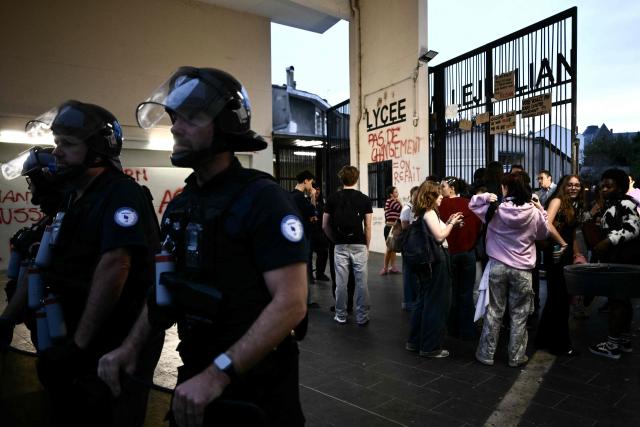 Police officers secure the area as students arrive to attend their classes at the Camille Jullian secondary school in Bordeaux, southwestern France on October 5, 2026. The start of a "black week"? Hundreds of high schools are going to close again, at least partially, on October 5, 2026, on the eve of a new day of mobilisation, which unions are calling on people to join, and as calls for a hard blockade are flourishing on social media as students demand more resources for their schools and denouncce the unsanitary state of buildings, overcrowded classes, or unreplaced absences, particularly in working-class neighbourhoods, or even the inequalities created by Parcoursup. (Photo by Philippe LOPEZ / AFP)
