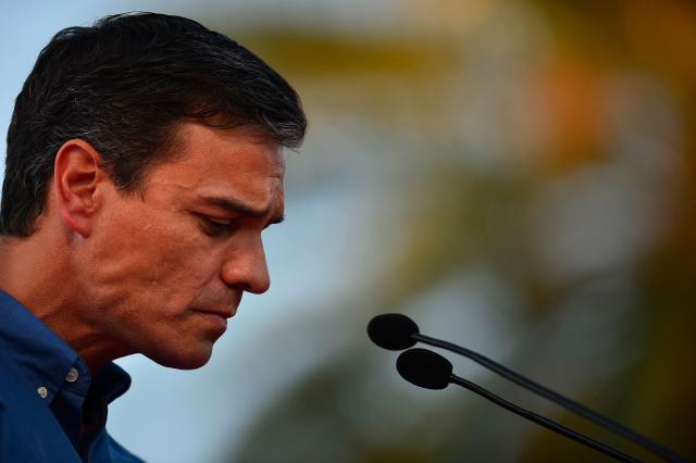 (FILES) Candidate for Secretary General of the Spanish Socialist Party (PSOE), Pedro Sanchez, takes part in a political meeting with supporters at the Muelle de la Sal in Sevilla on May 19, 2017. Spanish Prime Minister Pedro Sanchez called early election for November 29 after housing set-back during a televised speech on October 5, 2026. (Photo by CRISTINA QUICLER / AFP)