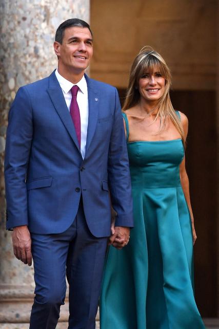 (FILES) Spain's acting Prime Minister Pedro Sanchez and his wife Begona Gomez arrive at Carlos V Palace, at the Alhambra Palace in Granada, southern Spain on October 5, 2023 prior an official dinner upon the European Political Community summit. Spanish Prime Minister Pedro Sanchez called early election for November 29 after housing set-back during a televised speech on October 5, 2026. (Photo by JORGE GUERRERO / AFP)