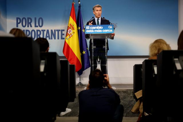 Leader of Partido Popular (People's Party) Alberto Nunez Feijoo gives a press conference at his party headquarters in Madrid on October 5, 2026 following the prime minister's early election announcement. Spanish Prime Minister Pedro Sanchez called early election for November 29 after housing set-back during a televised speech on October 5, 2026. (Photo by Thomas COEX / AFP)