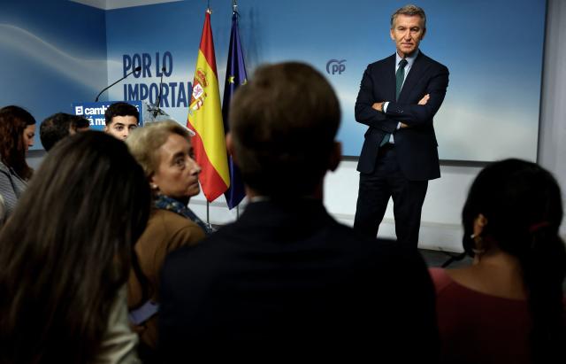 Leader of Partido Popular (People's Party) Alberto Nunez Feijoo gives a press conference at his party headquarters in Madrid on October 5, 2026 following the prime minister's early election announcement. Spanish Prime Minister Pedro Sanchez called early election for November 29 after housing set-back during a televised speech on October 5, 2026. (Photo by Thomas COEX / AFP)