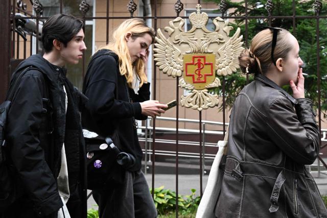 Youths walk past the headquarters of Russia's consumer and health watchdog Rospotrebnadzor in Moscow on October 5, 2026. Russian officials on October 5, 2026 downplayed reports that a laboratory technician in Siberia had died of plague, insisting the situation was under control and that post-mortem tests had not found traces of the disease. (Photo by Igor IVANKO / AFP)