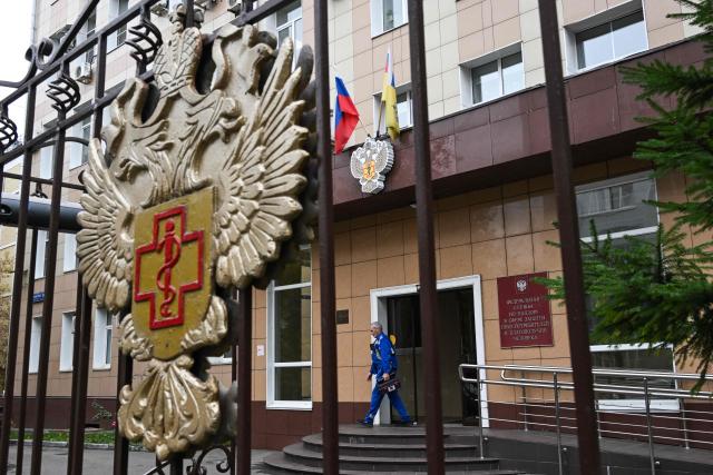 A maintenance worker walks out of the headquarters of Russia's consumer and health watchdog Rospotrebnadzor in Moscow on October 5, 2026. Russian officials on October 5, 2026 downplayed reports that a laboratory technician in Siberia had died of plague, insisting the situation was under control and that post-mortem tests had not found traces of the disease. (Photo by Igor IVANKO / AFP)