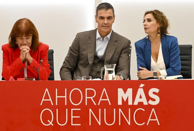 Spain's Prime Minister Pedro Sanchez (C), flanked by party president Cristina Narbona and first Vice-President of the Government of Spain and Minister for Finance Maria Jesus Montero (R) leads the meeting of the PSOE Federal Executive Committee at his party headquarters in Madrid on October 5, 2026 following early election announcement. Spanish Prime Minister Pedro Sanchez called early election for November 29 after housing bill defeat during a televised speech on October 5, 2026. (Photo by JAVIER SORIANO / AFP)
