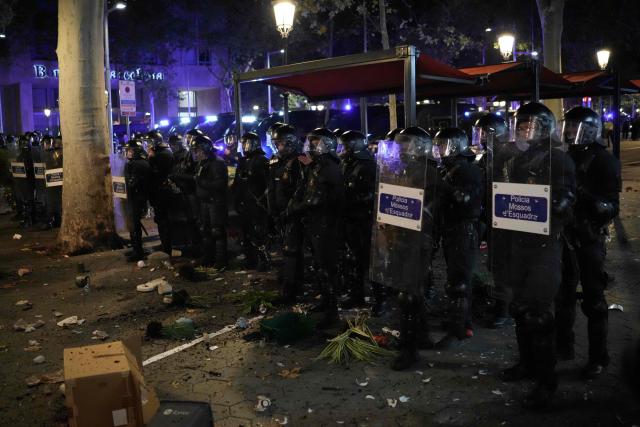 Catalan regional police officers (Mossos d'Esquadra) face demonstrators during a protest against evictions and high rent prices on plaza Catalunya in Barcelona on October 5, 2026. Spain's Socialist Prime Minister on October 5, 2026 called a snap election for November 29, after parliament rejected housing relief measures proposed by his minority government amid nationwide protests against evictions and high rent prices. (Photo by Manaure QUINTERO / AFP)