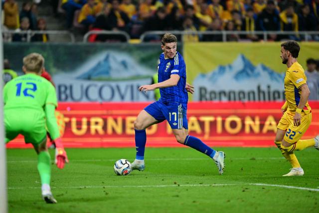 Sweden's forward #17 Viktor Gyokeres (C) vies for the ball with Romania's midfielder #22 Vlad Dragomir (R) during the UEFA Nations League Group B4 football match between Romania and Sweden in Bucharest on October 5, 2026. (Photo by Daniel MIHAILESCU / AFP)