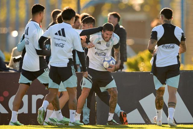 Argentina's midfielder Rodrigo De Paul (C) and teammates take part in a football training session at the Argentine Football Association (AFA) training camp in Ezeiza, Buenos Aires Province, on October 5, 2026, ahead of the friendly match against Benin. (Photo by JUAN MABROMATA / AFP)