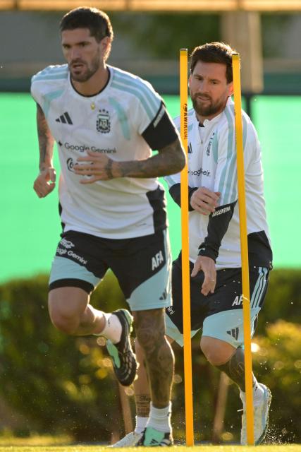 Argentina's forward Lionel Messi (R) and midfielder Rodrigo De Paul take part in a football training session at the Argentine Football Association (AFA) training camp in Ezeiza, Buenos Aires Province, on October 5, 2026, ahead of the friendly match against Benin. (Photo by JUAN MABROMATA / AFP)