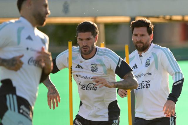 Argentina's forward Lionel Messi (R) and midfielder Rodrigo De Paul take part in a football training session at the Argentine Football Association (AFA) training camp in Ezeiza, Buenos Aires Province, on October 5, 2026, ahead of the friendly match against Benin. (Photo by JUAN MABROMATA / AFP)