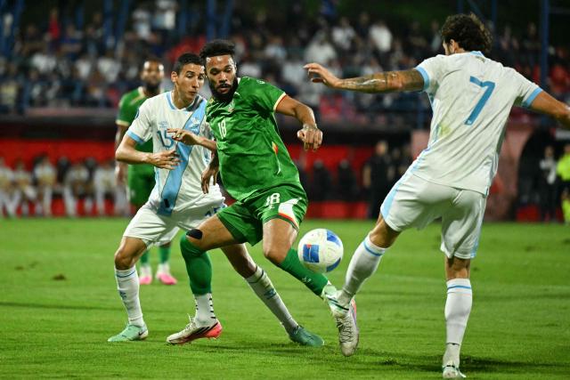 Suriname's forward #18 Djenairo Daniels (C) fights for the ball with Guatemala's defender #15 Allen Yanes (L) and defender #07 Aaron Herrera during the Concacaf Nations League Cup football match between Guatemala and Suriname at the Manuel Felipe Carrera stadium in Guatemala City on October 5, 2026. (Photo by Johan ORDONEZ / AFP)