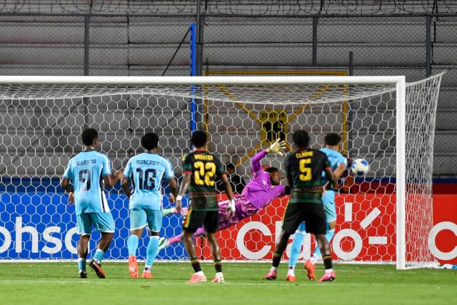 Jamaica's goalkeeper #01 Andre Blake concedes Honduras' first goal scored by forward #10 Luis Palma (out of frame) during the Concacaf Nations League Cup football match between Honduras and Jamaica at the Nacional Chelato Ucles stadium in Tegucigalpa on October 5, 2026. (Photo by Orlando SIERRA / AFP)