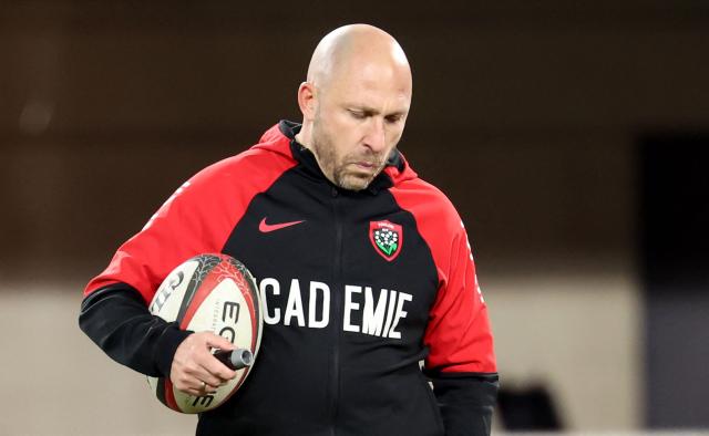 (FILES) Toulon's French head coach Pierre Mignoni looks on prior to the French Top 14 rugby union match between Montpellier Herault Rugby and Rugby Club Toulonnais (Toulon) at the GGL Stadium in Montpellier, southern France, on January 7, 2024. The Toulon rugby club announced the departure of Director of Rugby Pierre Mignoni on October 6, 2026, following a string of poor sporting performances. (Photo by Pascal GUYOT / AFP)